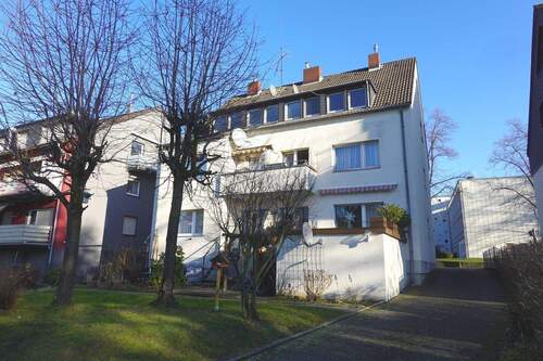 Hausansicht - Renovierte und frisch gestrichene 2-Zimmer-Dachgeschosswohnung in Leverkusen-Manfort!