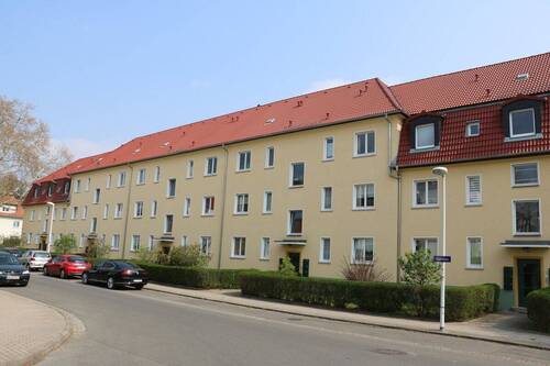Hausansicht - Frisch renovierte 2-Zimmer-Wohnung mit sonnigem Balkon