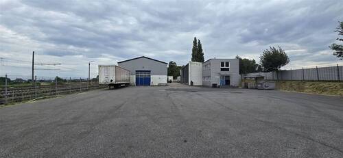 Ansicht geschlossene Lagerhalle mit Bürogebäude - Halle in Hürth