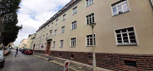 Hausansicht - 4 Zimmer Etagenwohnung zum Kaufen in Halle