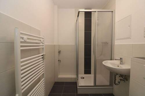 Beispiel Bad mit Dusche - 2 Zimmer Etagenwohnung in Freiberg
