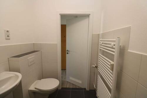 Beispiel Bad mit Dusche - Etagenwohnung mit 55,30 m&sup2; in Freiberg zur Miete