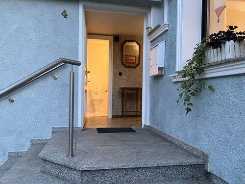 Eingang mit 1. Gäste WC - 8 Zimmer Einfamilienhaus in Aerzen