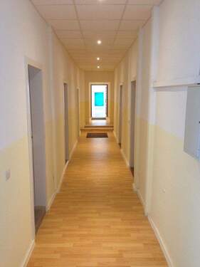 Bild 1 - Full-Service-Büroplatz, frisch renoviert + möbliert