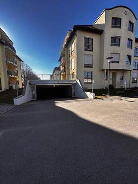 Tiefgarageneinfahrt - 2 Zimmer Etagenwohnung zur Miete in Dresden / Gompitz