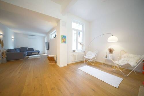 Wohnzimmer mit Blick zur Leseecke - 