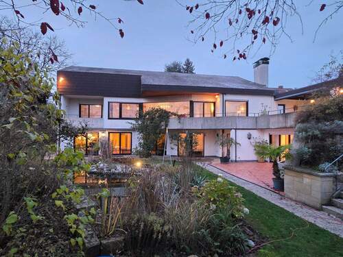 Südwestansicht Dämmerung - 9 Zimmer Mehrfamilienhaus, Wohnhaus in Coburg