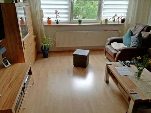 Wohnzimmer mit großem Fenster - 