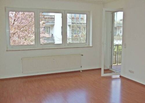 großes Wohnzimmerfenster* - 3 Zimmer Etagenwohnung in Schwerin