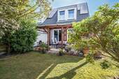 Hausansicht - Familienfreundliche Doppelhaushälfte mit Garten und Terrasse in ruhiger Lage
