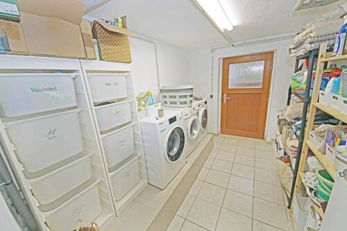 Waschküche im Keller mit Ausgang zum Grundstück - 
