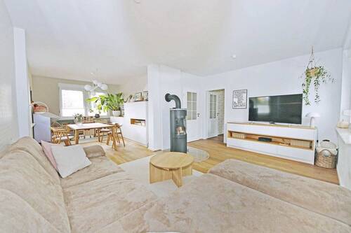 großes Wohnzimmer mit Kamin im EG - 