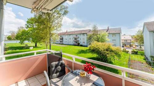 Bild 1 - Charmante 4-Zimmer-Wohnung mit Balkon ins Grüne - ideal für Paare, Familien oder Homeoffice!