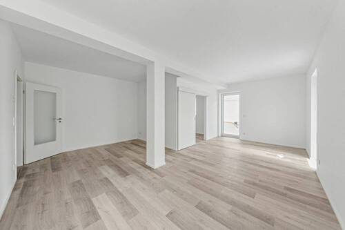Wohnzimmer Blick auf Balkon & Küche Blick nach Osten - 4 Zimmer Etagenwohnung zum Kaufen in Frankfurt (Oder)