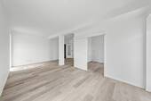 Wohnzimmer Blick Richtung Küche und Flur - 4 Zimmer Etagenwohnung in Frankfurt (Oder)