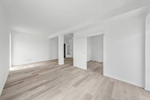 Wohnzimmer Blick Richtung Küche und Flur - 4 Zimmer Etagenwohnung in Frankfurt (Oder)