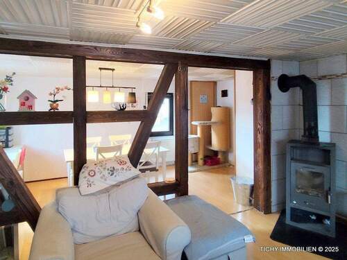 Wohnbereich mit Holzofen - 6 Zimmer Einfamilienhaus in Holzbach