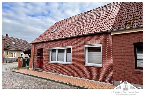 Gebäudeansicht vorn - In Ostseenähe - Hübsches kleines Zuhause oder Feriendomizil zu verkaufen