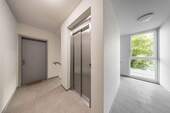 Flur mit Fahrstuhl - 