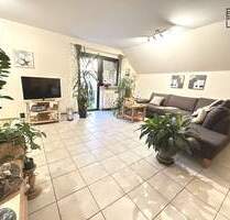 B & B Immobilien: Helle 2-Zimmer-Dachgeschosswohnung mit Südwestbalkon im ruhigen Zweifamilienhaus - Schweich / Issel