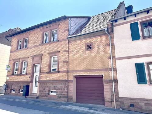 Vorderansicht - KL-Erfenbach: Einfamilienhaus mit Garage, Carport und sonnigem Gartengrundstück