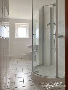 Bad mit Dusche - 