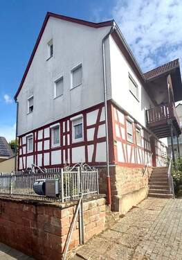 Front - 6 Zimmer Mehrfamilienhaus, Wohnhaus in Gründau