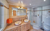 Großes Bad mit Dusche - 
