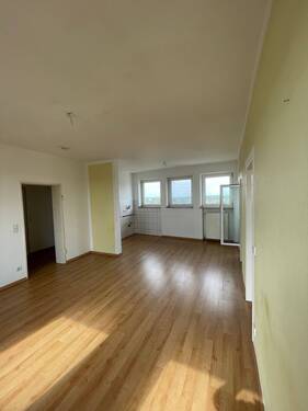 Blick zur Strassenfront und Kochnische - 