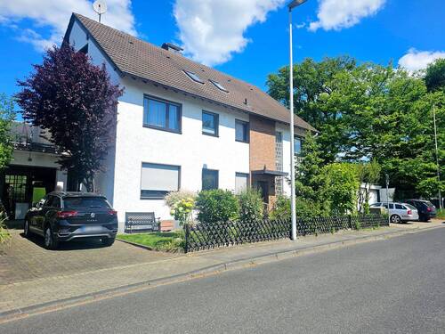 Hausansicht - 6 Zimmer Mehrfamilienhaus, Wohnhaus zum Kaufen in Solingen