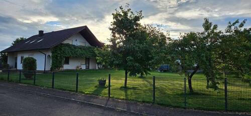 Seitenansicht mit Garten - 8 Zimmer Mehrfamilienhaus, Wohnhaus zum Kaufen in Hohentengen