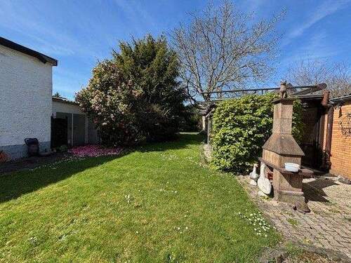 Blick auf Haus und Nebengebäude - 6 Zimmer Einfamilienhaus zum Kaufen in Mönchengladbach