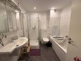 Bad im EG mit Dusche und Wanne - 