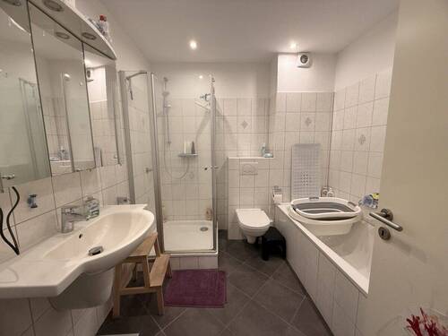 Bad im EG mit Dusche und Wanne - 
