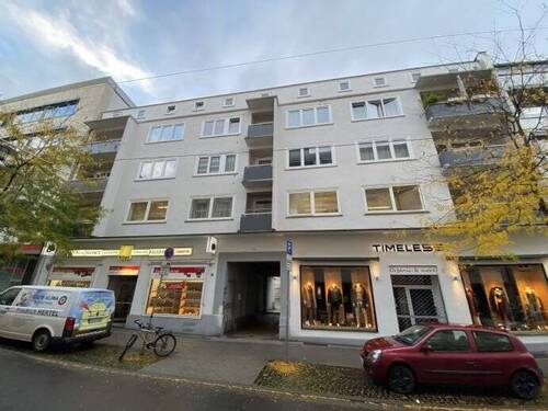 Vorderansicht des Hauses - Zentral wohnen: 2 ZKB-Wohnung mit Balkon direkt im Herzen der Stadt