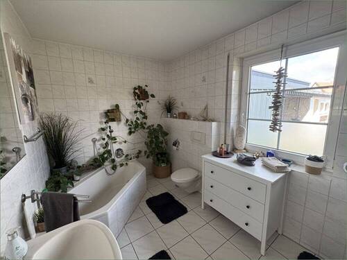 Bad mit Wanne - 