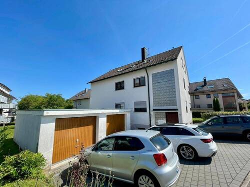 Außenaufnahme mit Garagen - 