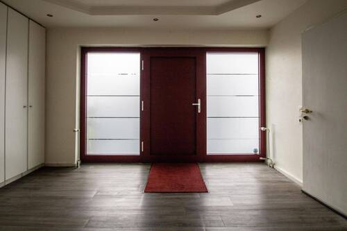 Eingangstür - 7 Zimmer Einfamilienhaus zum Kaufen in Krefeld