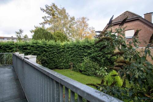 Balkon mit Blick in den Garten - 