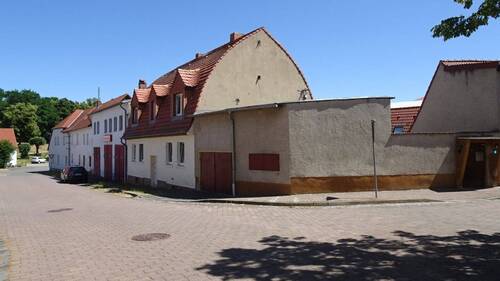 Giebelansicht - 9 Zimmer Mehrfamilienhaus, Wohnhaus zum Kaufen in Giersleben