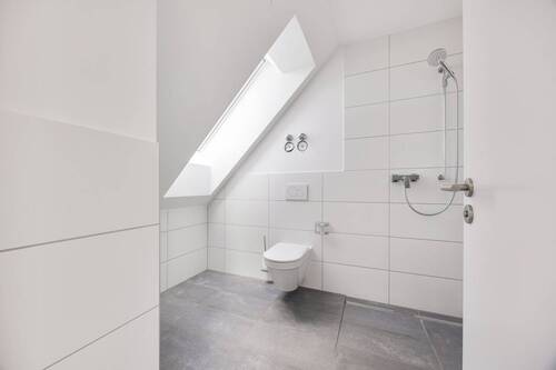 Badezimmer mit Fenster - 