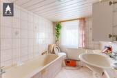 Bad mit Wanne/Dusche OG - 