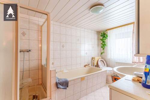 Bad mit Wanne/ Dusche OG - 