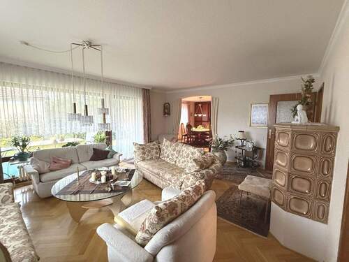 Wohnzimmer mit Kachelofen + Terrasse - 7 Zimmer Einfamilienhaus in Meßkirch