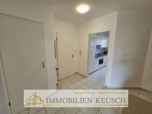 großer zentraler Flur - 3 Zimmer Etagenwohnung in Achim