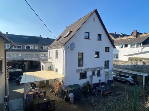 Hofansicht mit 2 Carports - 