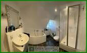 Bad mit Wanne und Dusche - 