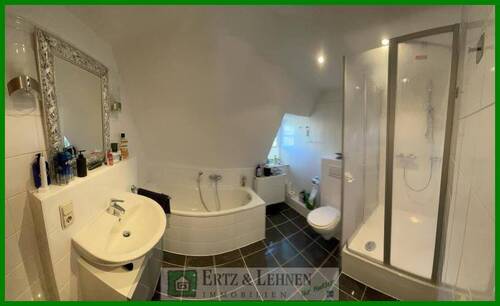 Bad mit Wanne und Dusche - 