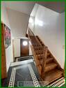 Flur mit schöner Holztreppe zum DG - 
