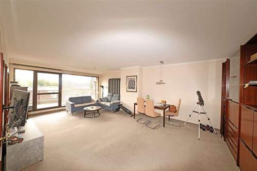 Wohnzimmer mit Balkon - 2 Zimmer Etagenwohnung zur Miete in Düsseldorf